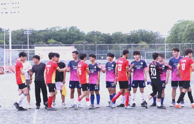 激烈足球比拼拉开帷幕，球员们争夺荣誉