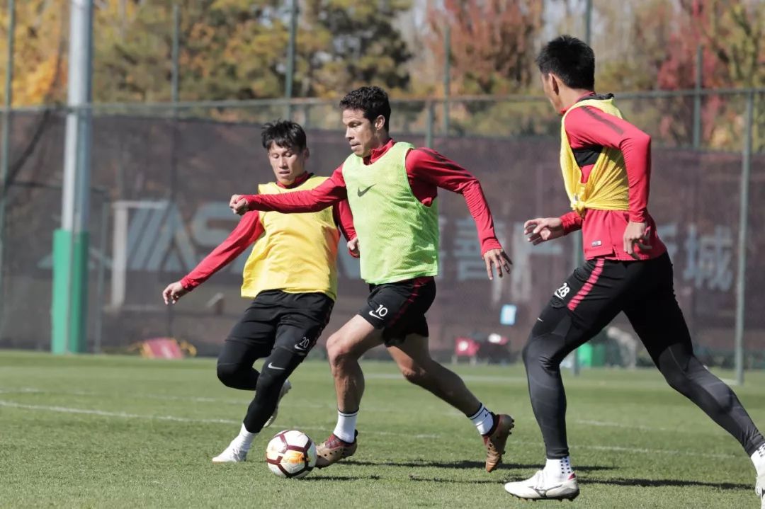 包含华夏幸福主场力争胜利，球队士气高昂备战的词条