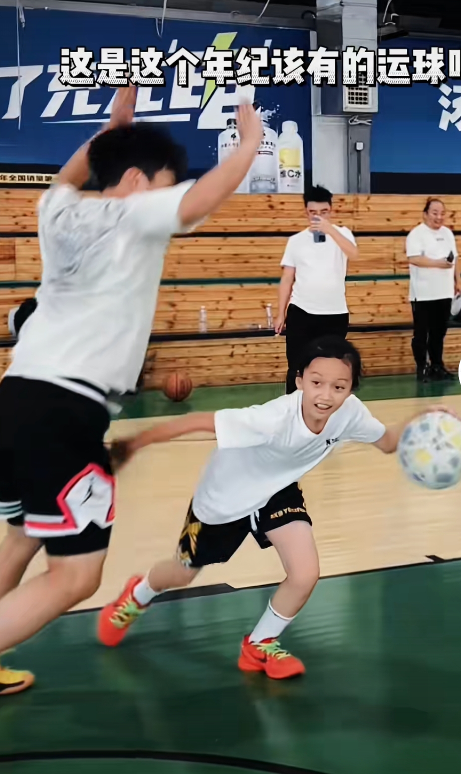 球员矫健动作，运球如飞，场上精湛球术的简单介绍