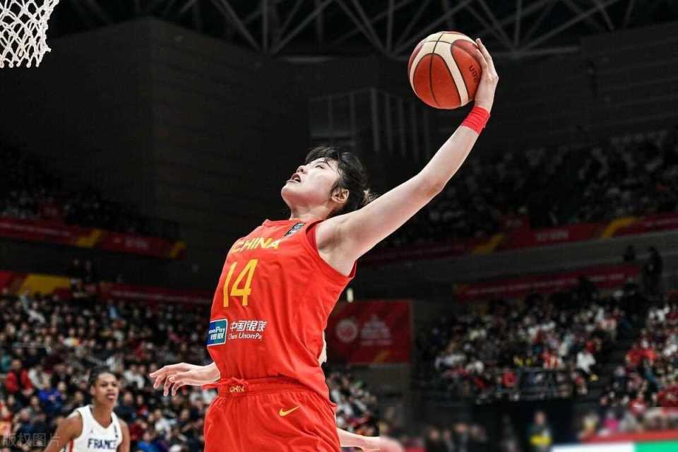 关于WNBA队员蕾莉-霍利迪将成为自由球员的信息