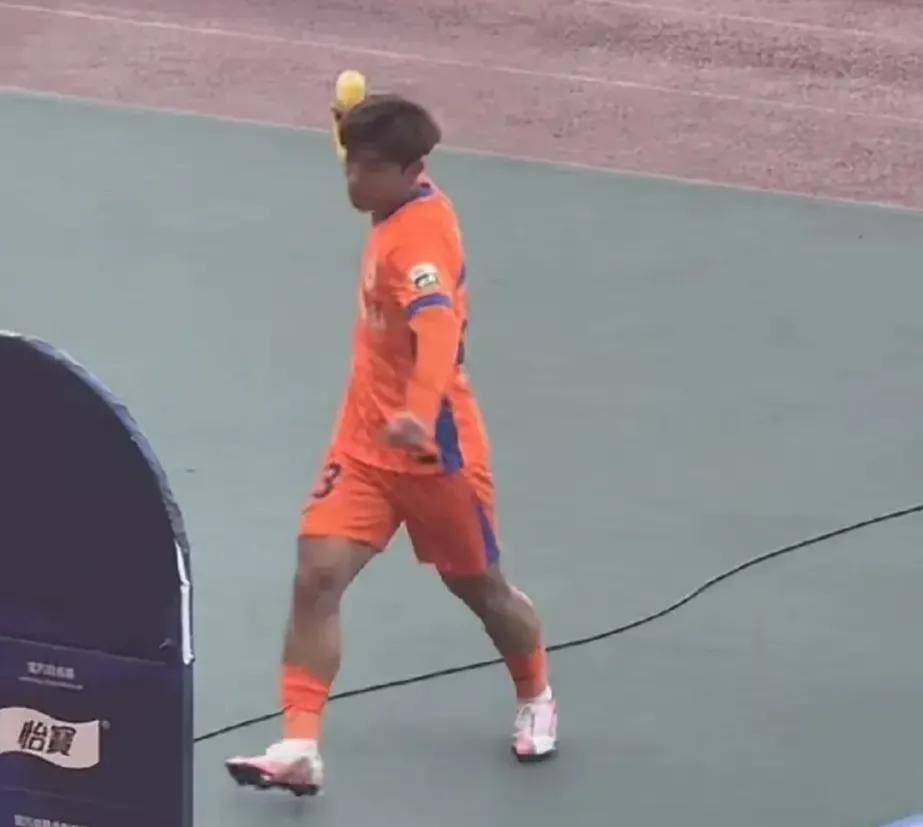 哈兰德场边指挥情绪激动，巴萨队员怒摔水瓶